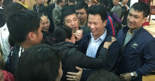 Hà Tĩnh: Sau đối thoại, hàng trăm tiểu thương chen nhau bắt tay Chủ tịch tỉnh