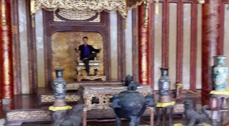 Thực hư hình ảnh có người ngồi lên ngai vàng trong Đại Nội Huế