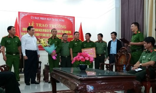 Chủ tịch UBND TP Đ&agrave; Nẵng Huỳnh Đức Thơ khen thưởng&nbsp;Ban chuy&ecirc;n &aacute;n.