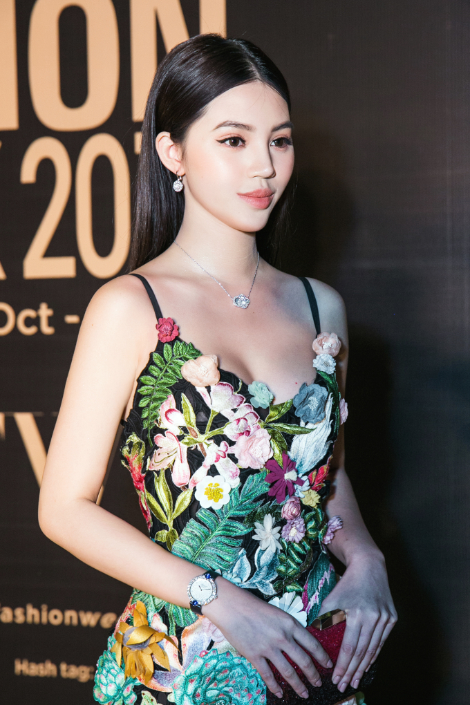 Hoa hậu Thế giới Việt Nam tại Australia diện set đồ gần 2 tỷ đồng đi xem thời trang