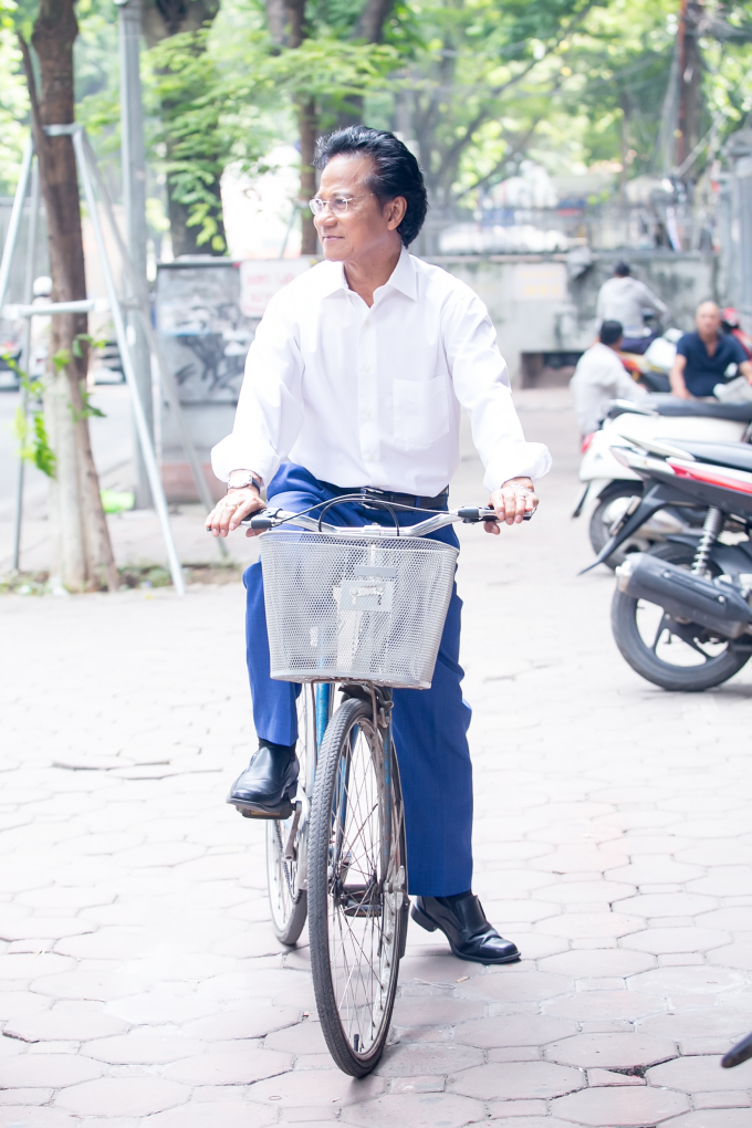 Danh ca Chế Linh vẫn tranh thủ thời gian nghỉ trưa để dạo phố v&atilde;n cảnh Thu H&agrave; Nội.