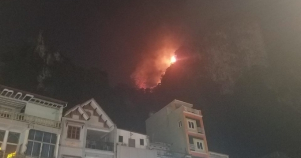 Quảng Ninh: Hàng trăm người được huy động dập lửa trên núi Bài Thơ