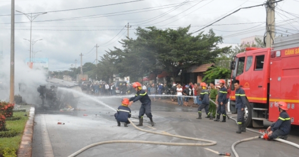 Đắk Lắk: Xe tải bốc cháy dữ dội sau va chạm giao thông