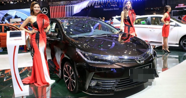 Toyota đồng loạt giảm giá: Báo hiệu ô tô 2018 xuống kịch sàn
