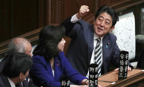 &Ocirc;ng Shinzo Abe ng&agrave;y 1/11 đ&atilde; t&aacute;i đắc cử Thủ tướng Nhật Bản. (Ảnh: AP)