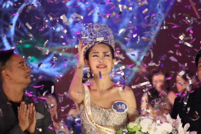 L&ecirc; &Acirc;u Ng&acirc;n Anh trong khoảnh khắc đăng quang cuộc thi Hoa hậu Đại dương 2017.