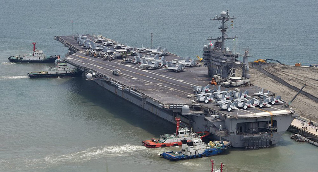 T&agrave;u s&acirc;n bay năng lượng hạt nh&acirc;n USS George Washington của Mỹ.(Ảnh: AFP)
