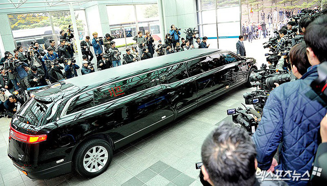 Chiếc xe tang đưa Kim Joo Hyuk đến nơi an nghỉ cuối c&ugrave;ng.&nbsp;