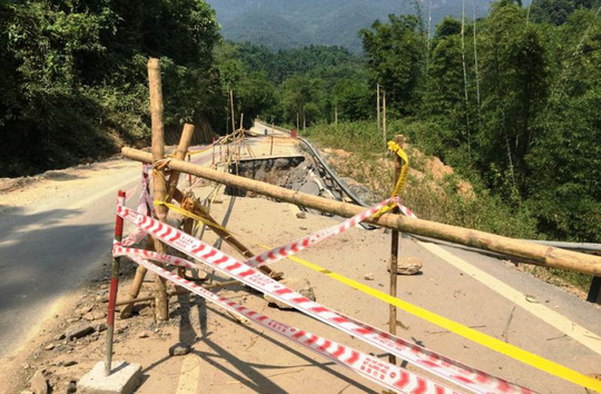 Một đoạn đường Quốc lộ 217 bị sạt lở nghi&ecirc;m trọng đoạn qua huyện Quan Sơn, tỉnh Thanh H&oacute;a