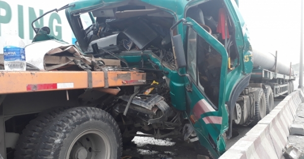 TP HCM: Nam tài xế xe đầu kéo kêu cứu dưới dốc cầu “tử thần”