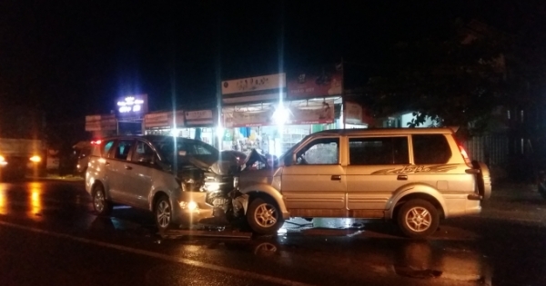 Đắk Lắk: 2 xe ôtô tông nhau trực diện, nhiều người nhập viện