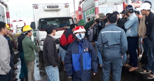 Quảng Bình: Dân phản đối trạm thu phí, hàng trăm phương tiện ùn ứ trên QL1A