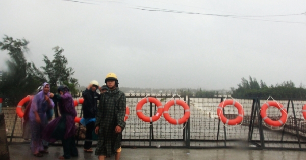 Quảng Ngãi: Lũ vượt bờ dưới đê bao Nam sông Trà Khúc, dựng rào chắn trên QL 24B