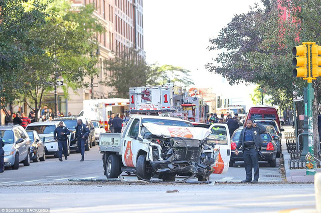 Hiện trường vụ tấn c&ocirc;ng khủng bố bằng xe tải tại New York.