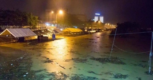 Quảng Ngãi: Nước lũ làm vỡ đê sông Trà Câu, tràn qua QL 1A