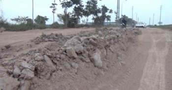 Bắc Giang: Hư hỏng trên đường gom Quốc lộ 1A, đến bao giờ nhà đầu tư mới khắc phục?