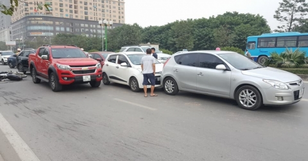 Hà Nội: Nhiều phương tiện hư hỏng nặng sau vụ đâm liên hoàn trên đường Lê Văn Lương