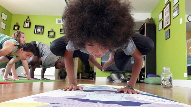 Gi&aacute;o vi&ecirc;n yoga nhỏ tuổi nhất nước Mỹ l&agrave; cậu b&eacute; 11 tuổi