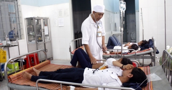 Kon Tum: 84 học sinh nhập viện cấp cứu, nghi do ngộ độc thực phẩm