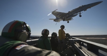Máy bay chiến đấu đâm trúng thủy thủ trên tàu sân bay Mỹ