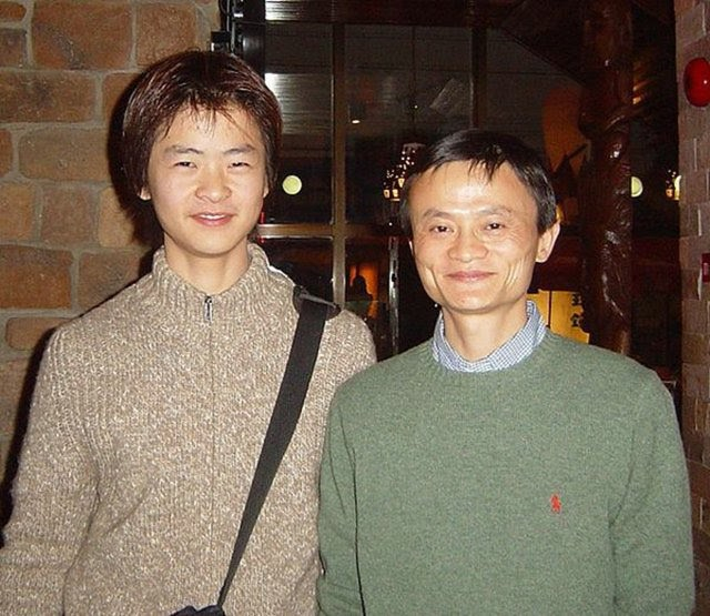 Ảnh Jack Ma chụp c&ugrave;ng con trai được đăng tải v&agrave;o năm 2005.