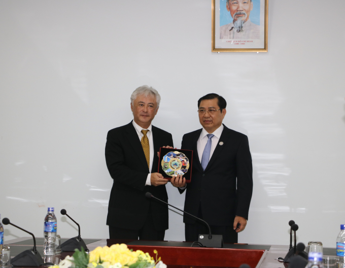 Chủ tịch UBND TP Đ&agrave; Nẵng Huỳnh Đức Thơ (phải) tặng qu&agrave; cho đại diện Tập đo&agrave;n Mitsui.
