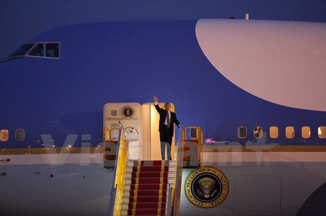 Đ&uacute;ng 17 giờ 40 ph&uacute;t, Tổng thống Hoa Kỳ Donald Trump xuất hiện v&agrave; bước xuống cửa chuy&ecirc;n cơ Air Force One. (Ảnh: Minh Sơn/Vietnam+).