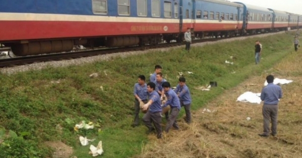 Băng qua đường sắt, xe máy bị tàu hoả đâm trúng khiến 3 người tử vong