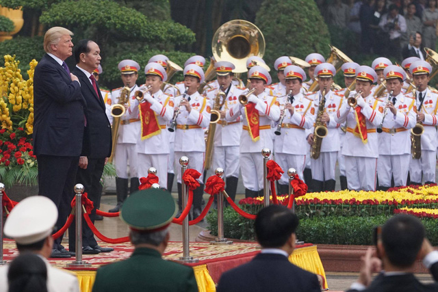 &nbsp;Chủ tịch nước Trần Đại Quang, Tổng thống Donald Trump l&agrave;m ch&agrave;o cờ trước Phủ Chủ tịch.