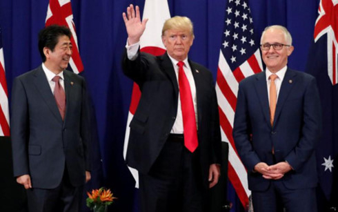 &nbsp;Tổng thống Mỹ Donald Trump, Thủ tướng Nhật Bản Shinzo Abe&nbsp;v&agrave; Thủ tướng Australia Malcolm Turnbull c&oacute; cuộc hội đ&agrave;m tại Manila, Philippines. (Ảnh: Reuters)