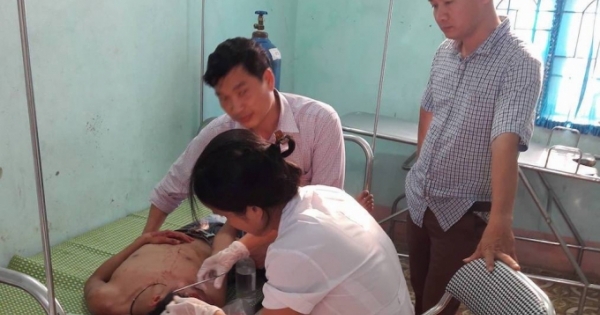 Nghệ An: Ba thanh niên chạy xe máy vào trường đánh thầy giáo, học sinh nhập viện