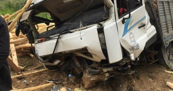 Đắk Lắk: Ô tô va chạm xe máy 2 vợ chồng thương vong