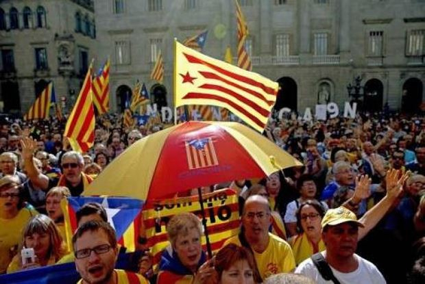 Người d&acirc;n Catalunya biểu t&igrave;nh đ&ograve;i độc lập. (Nguồn: AP)