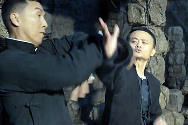 Jack Ma (phải) đấu Ch&acirc;n Tử Đan (tr&aacute;i). Ch&acirc;n Tử Đan vốn được người y&ecirc;u điện ảnh Ch&acirc;u &Aacute; biết tới với vai diễn v&otilde; sư Diệp Vấn trong loạt phim c&ugrave;ng t&ecirc;n.