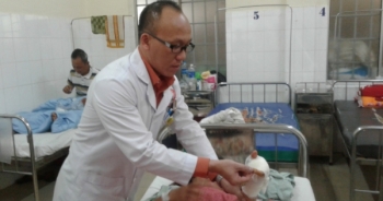 Lâm Đồng: Phẫu thuật nối thành công cho bệnh nhân gần đứt lìa cổ tay do máy xay cỏ
