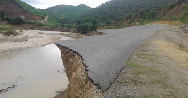 Lâm Đồng: Sau lũ đoạn đường nối liền 3 xã bị sạt lở nghiêm trọng