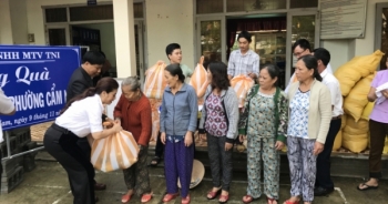 Doanh nhân APEC cứu trợ cho người dân tại phố cổ Hội An