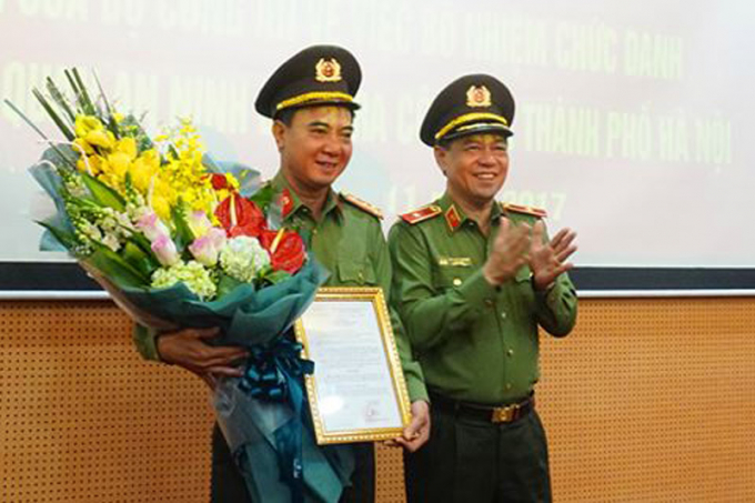 Thiếu tướng Đo&agrave;n Duy Khương trao quyết định cho Đại t&aacute; Nguyễn Anh Tuấn. Ảnh: ANTĐ