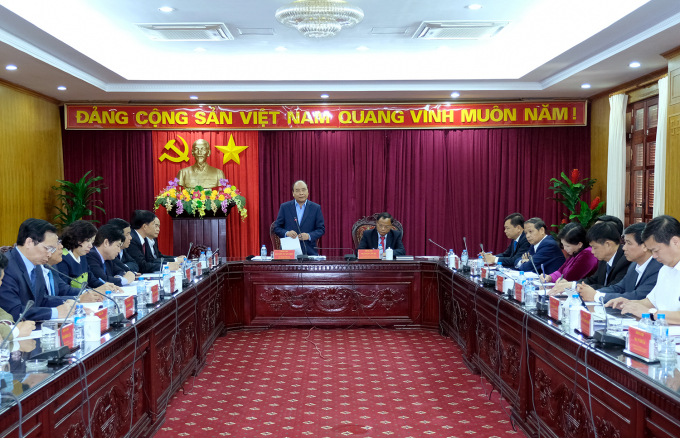 Thủ tướng Nguyễn Xu&acirc;n Ph&uacute;c l&agrave;m việc với l&atilde;nh đạo chủ chốt tỉnh Bắc Kạn