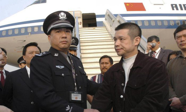 Một quan chức Trung Quốc (b&ecirc;n phải) bị bắt sau c&aacute;o buộc tham nhũng. (Ảnh: Xinhua)