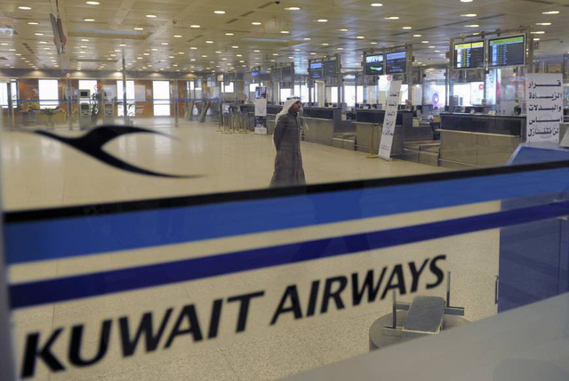Khu vực l&agrave;m thủ tục check-in của h&agrave;ng kh&ocirc;ng Kuwait Airways tại s&acirc;n bay Kuwait. Ảnh: AP