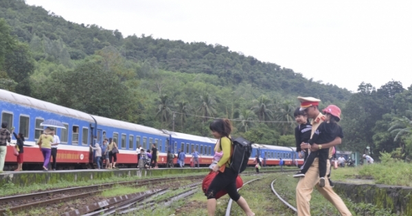 Đường sắt đã thông tuyến sau sự cố sạt lở nghiêm trọng ở Thừa Thiên Huế