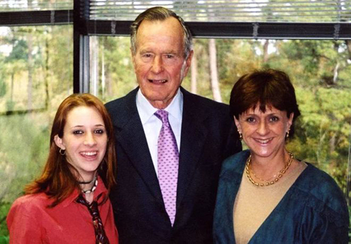 Corrigan v&agrave; mẹ chụp ảnh chung với &ocirc;ng Bush năm 2003.