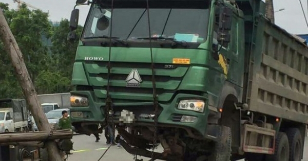 Hưng Yên: Đi ngược chiều, 1 người đàn ông bị xe tải kéo lê trên đường