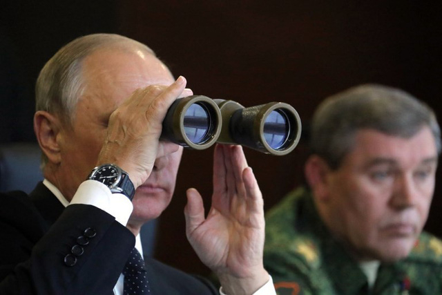 Tổng thống Putin mang ống nh&ograve;m theo d&otilde;i cuộc tập trận Zapad-2017 tại v&ugrave;ng Leningrad hồi th&aacute;ng 9. (Ảnh: AFP)