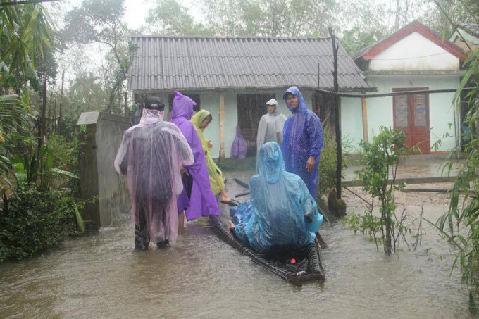 Đo&agrave;n thiện nguyện di chuyển trong thời tiết mưa lớn.