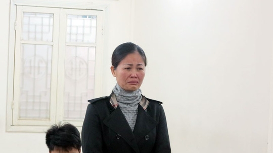 Hà Nội: Chị nông dân đổ nước mắm vào trụ sở xã bị phạt 2 năm tù