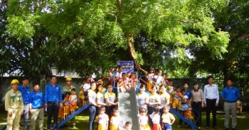 Đoàn Thanh niên EVNNPT lắp đặt và bàn giao khu vui chơi thiếu nhi tại Bình Thuận