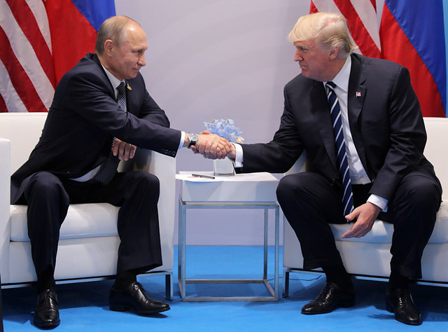Tổng thống Nga Vladimir Putin (tr&aacute;i) v&agrave; người đồng cấp Mỹ Donald Trump (Ảnh: Reuters)