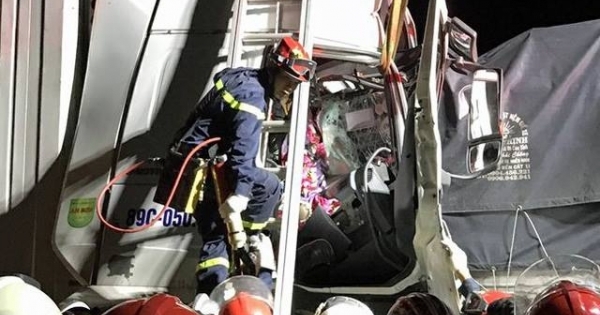 Xe đầu kéo húc xe tải trên cao tốc Pháp Vân - Cầu Giẽ, 2 người tử vong
